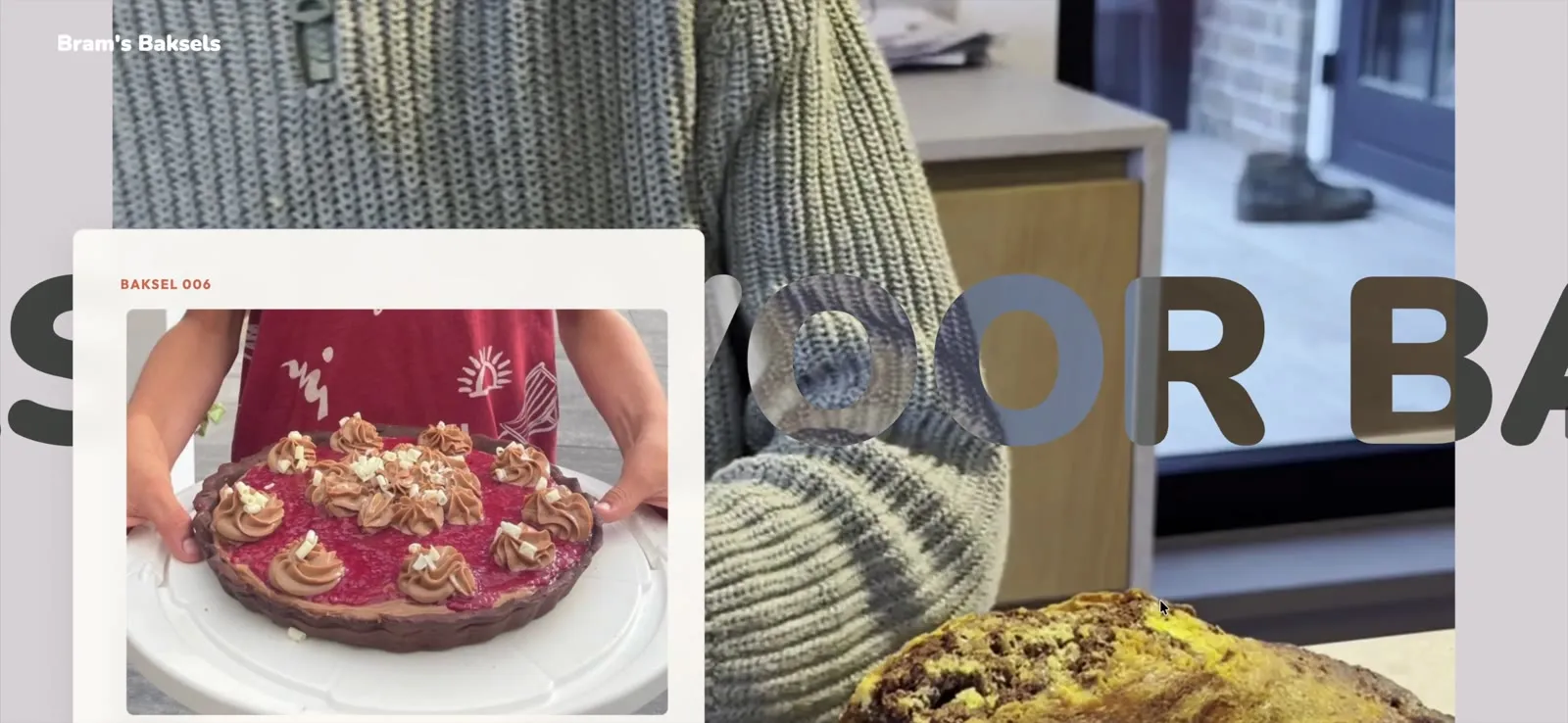 Bram aan het bakken, met de kaart van zijn chocolade-frambozentaart op brams-baksels.netlify.app